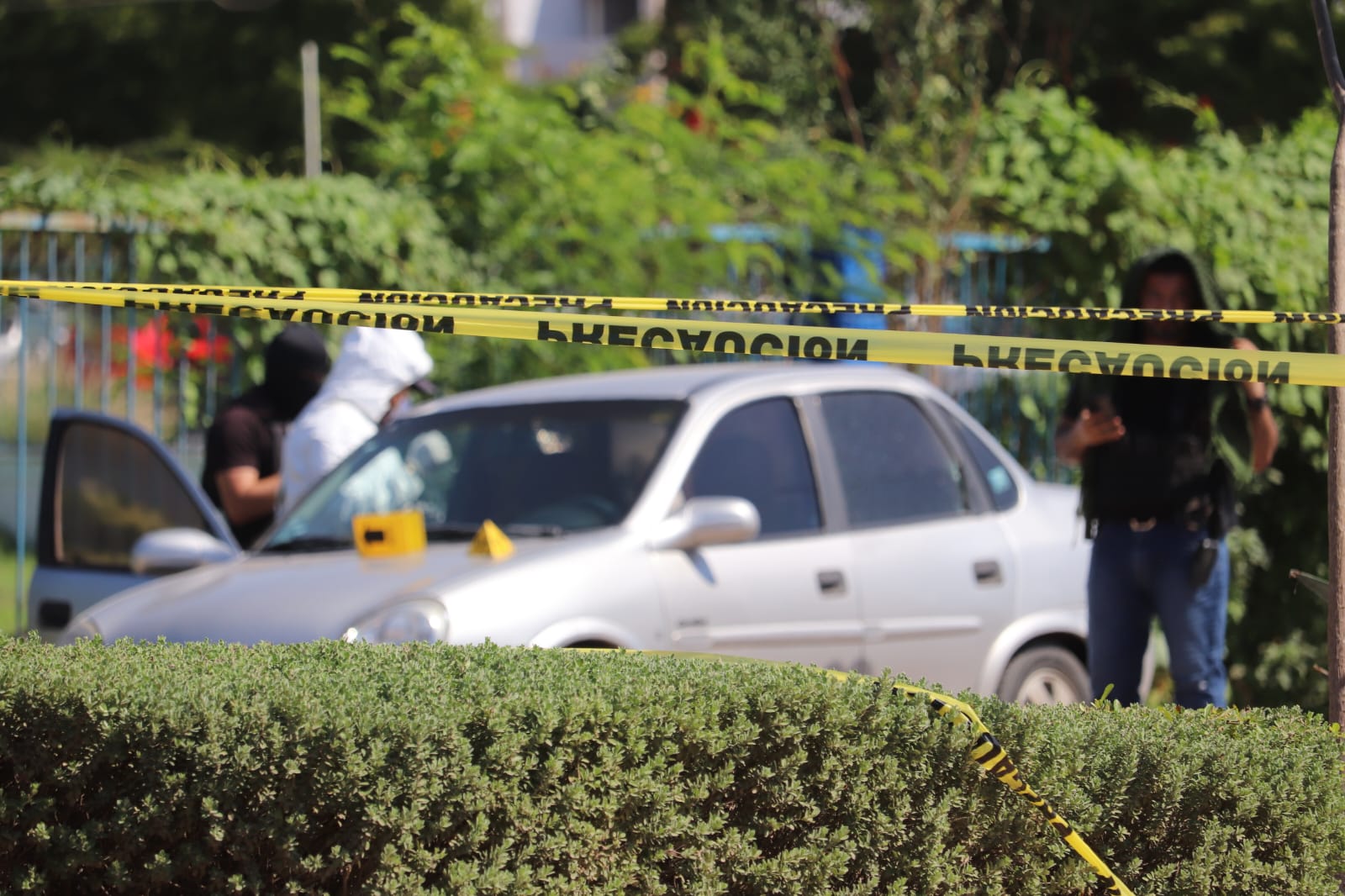 Peritos realizando las diligencias en el lugar del asesinato.