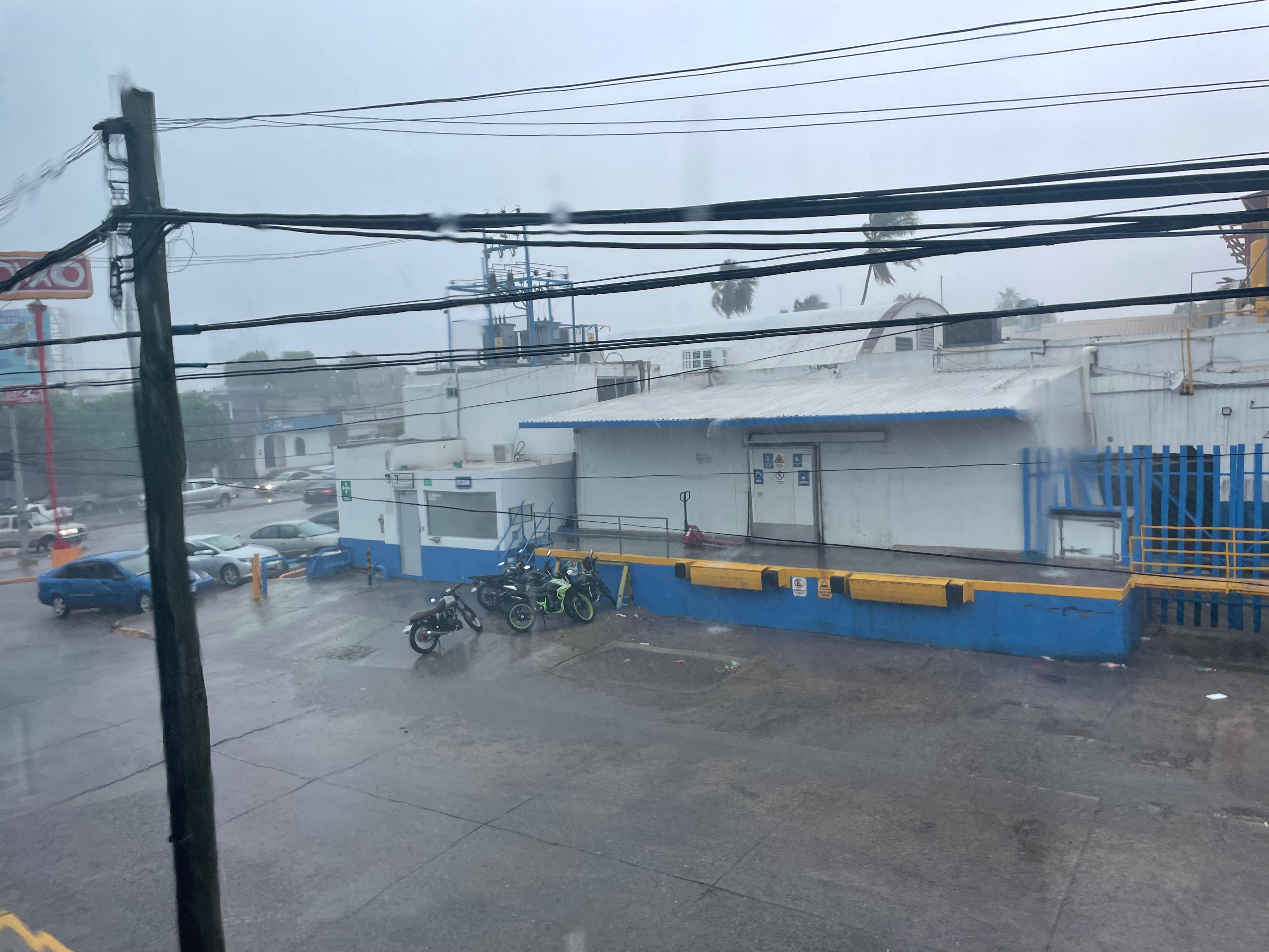 Así se aprecia la lluvia en la ciudad de Los Mochis.
