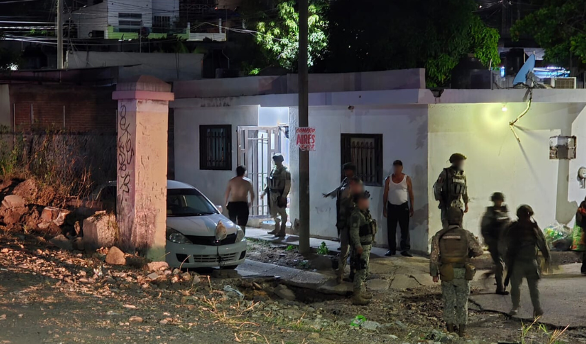 Elementos del Ejército Mexicano delimitan perímetro para preservar la escena del crimen