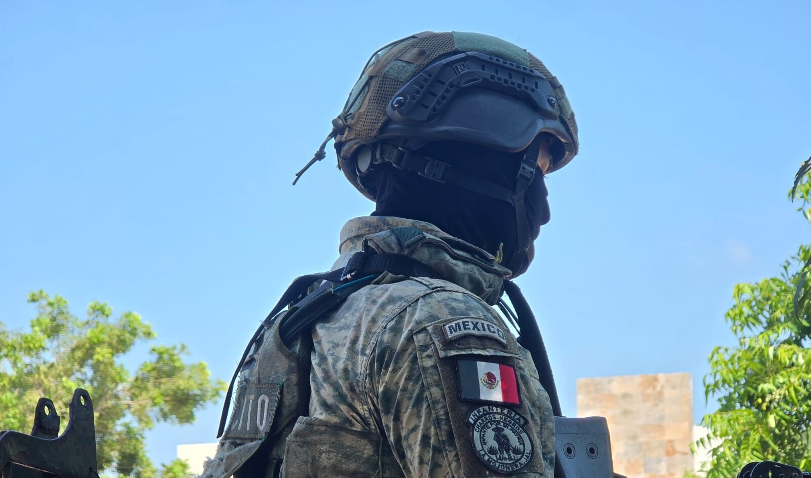 Autoridades aseguran campamento clandestino, vehículos, armamento y precursores químicos en Sinaloa