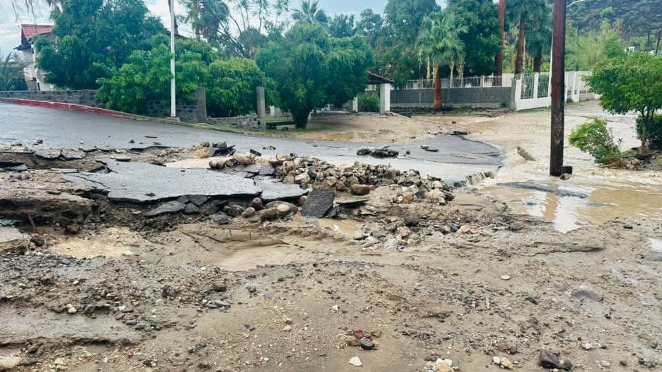Tráiler con gas LP queda atrapado tras colapso carretero por lluvias en BCS