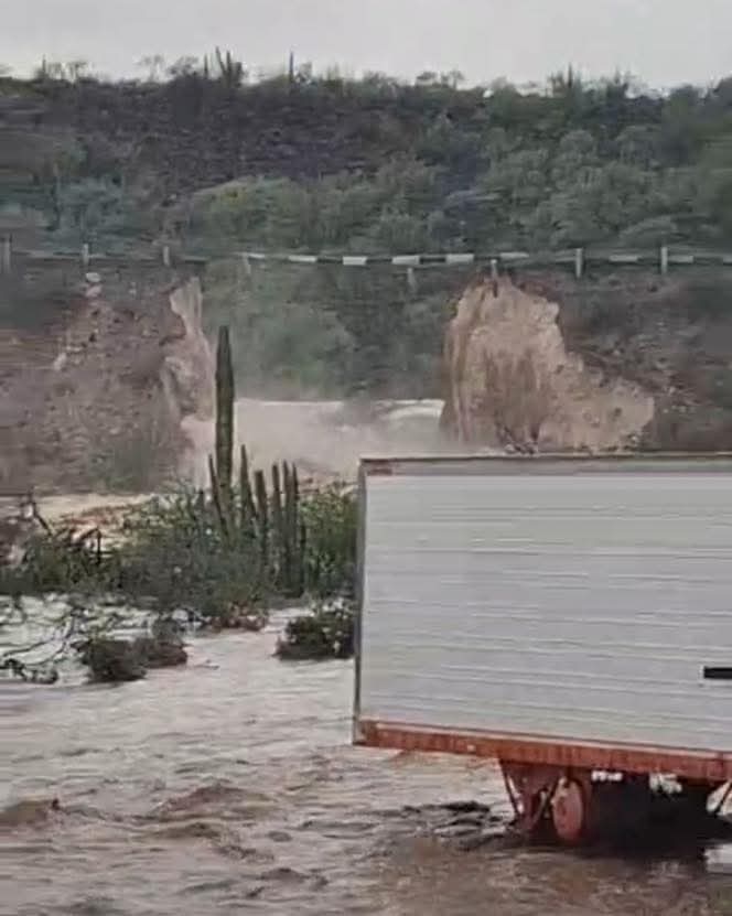Tráiler con gas LP queda atrapado tras colapso carretero por lluvias en BCS