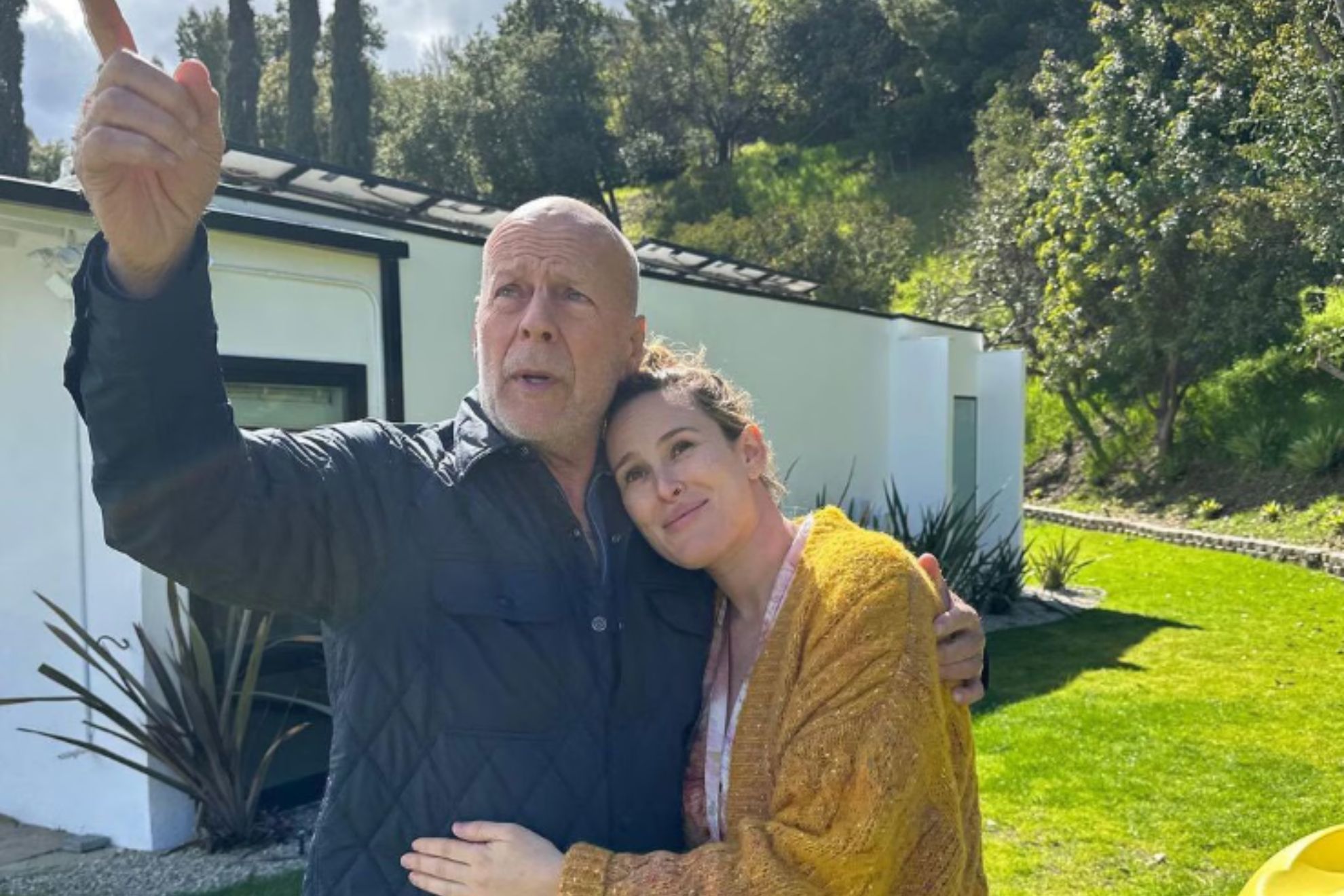 Bruce Willis aparece sonriente al lado de sus hijas mientras lucha con su enfermedad