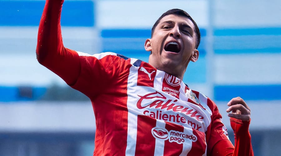 Bryan González marca de tijera para que Chivas venza al Puebla en Liga Mx