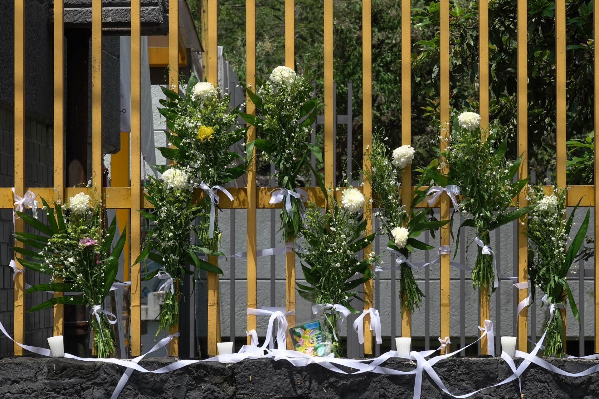 Con velas y flores, rinden homenaje al estudiante asesinado con arma blanca en el CCH Sur
