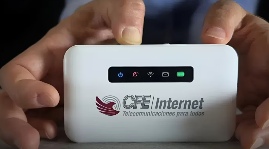 Manos tomando un módem de CFE Internet.