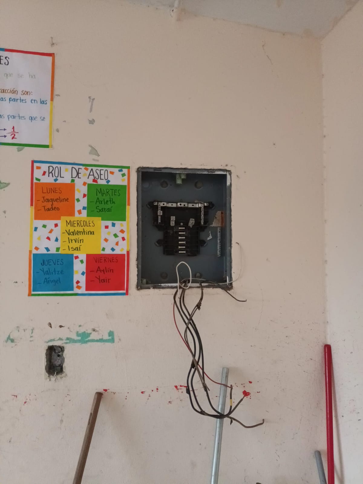 Escuela sin cableado eléctrico.