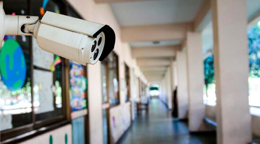 Cámara de vigilancia en plantel educativo