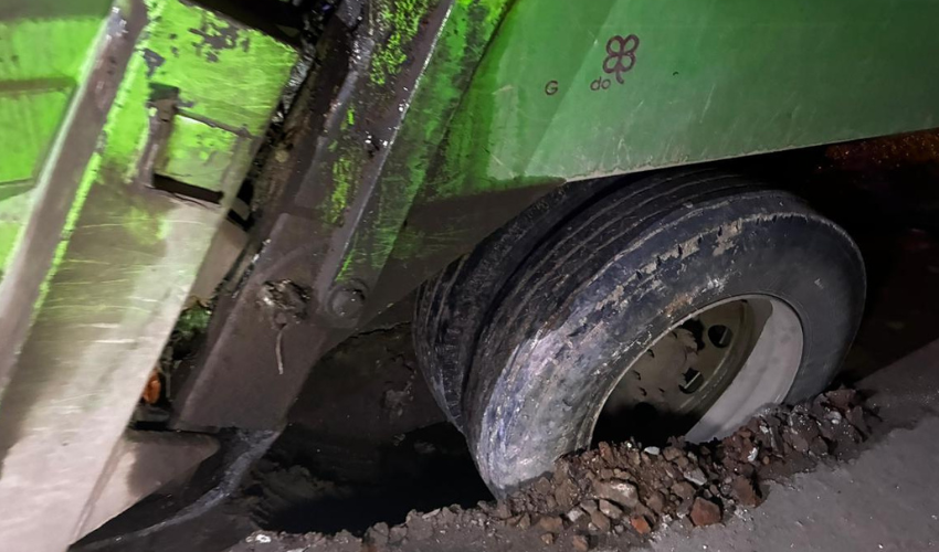 Camión de OP Ecología cae a un socavón