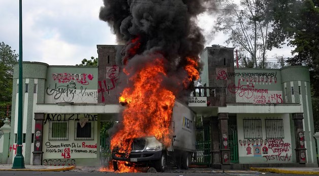 Caso Ayotzinapa: normalistas incendian camión y derriban puerta del Campo Militar 1 en Edomex