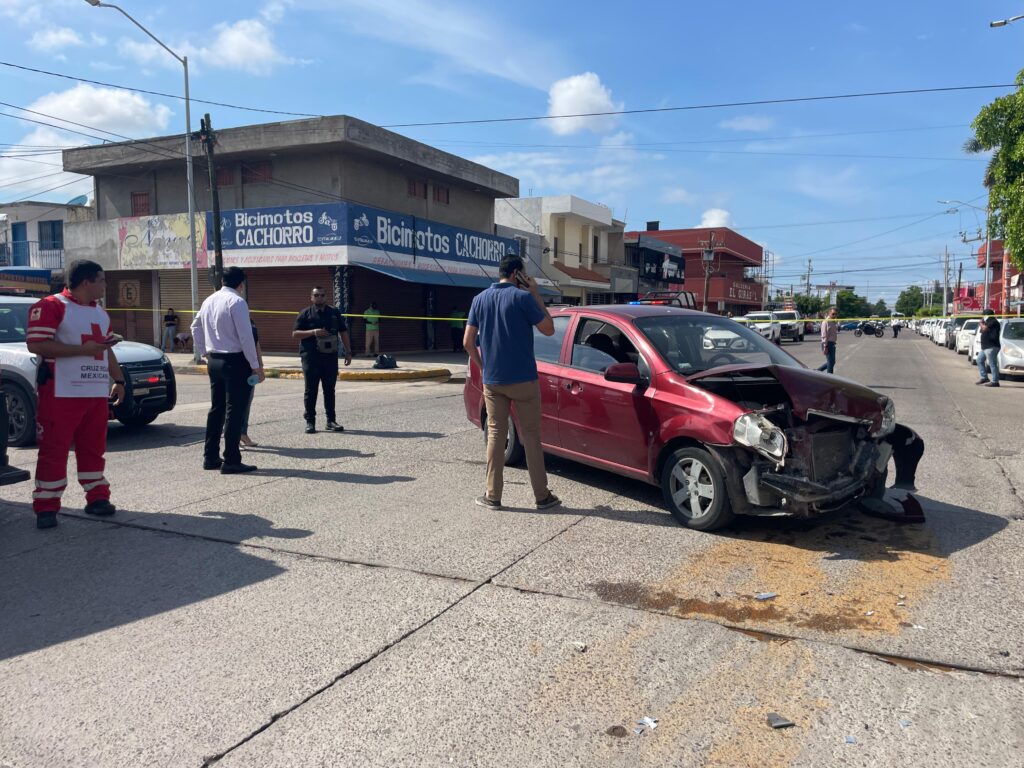 Camioneta de la Fiscalía de Sinaloa vuelca en el Centro de Los Mochis