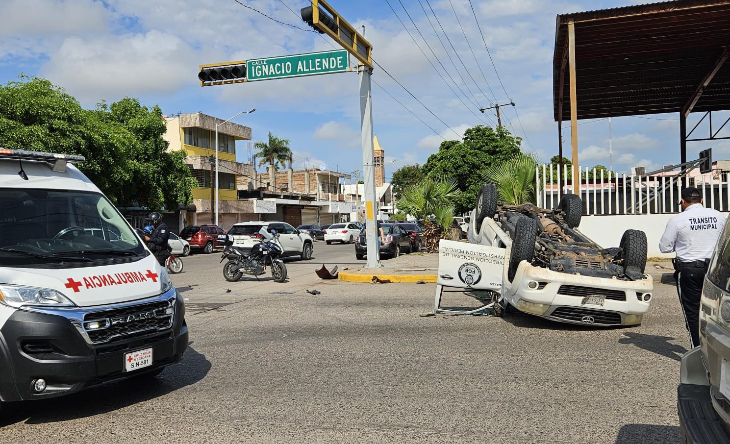 Camioneta de la Fiscalía de Sinaloa vuelca en el Centro de Los Mochis