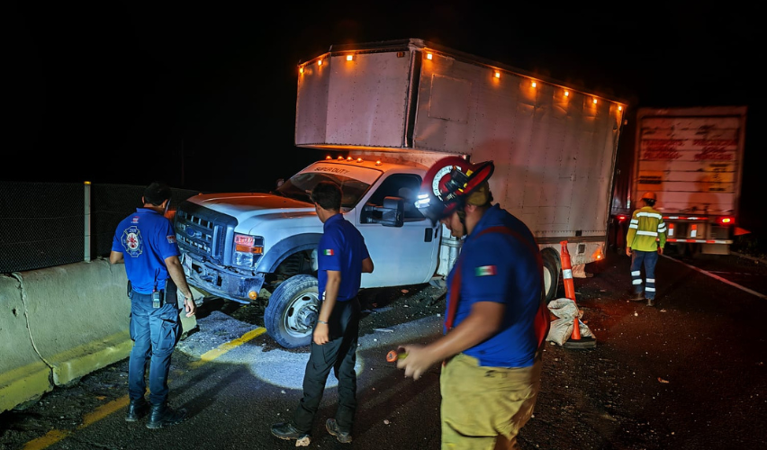 Camioneta choca contra muro de contención