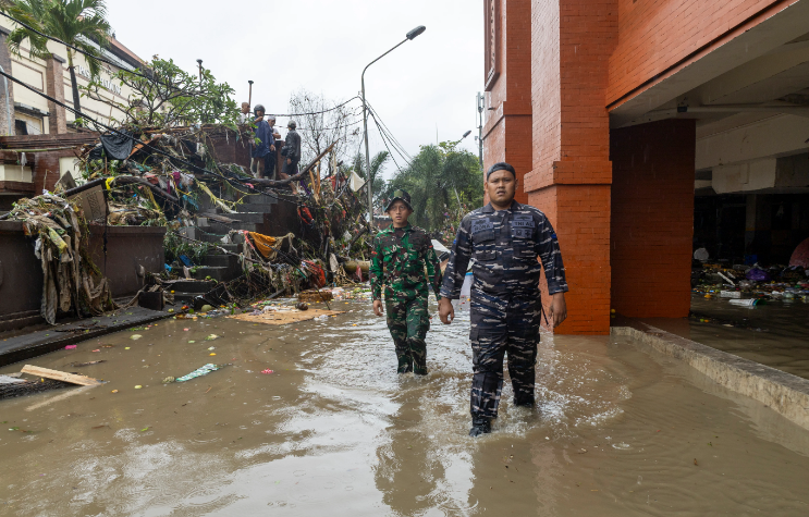 Fuertes lluvias dejan 11 muertos y decenas de desapariciones en Indonesia