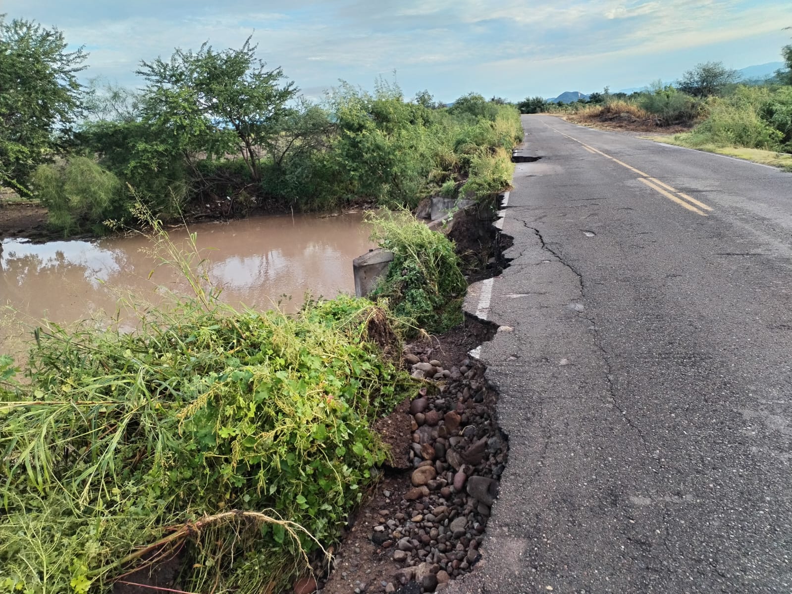 Carretera Mocorito-Rosa Morada sufre daños tras la lluvia y representa un riesgo para automovilistas