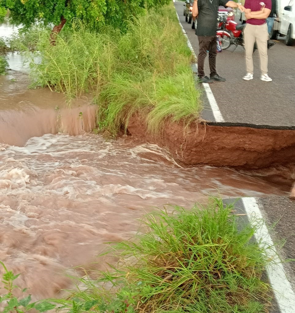 Carretera partida en el norte de Sinaloa.