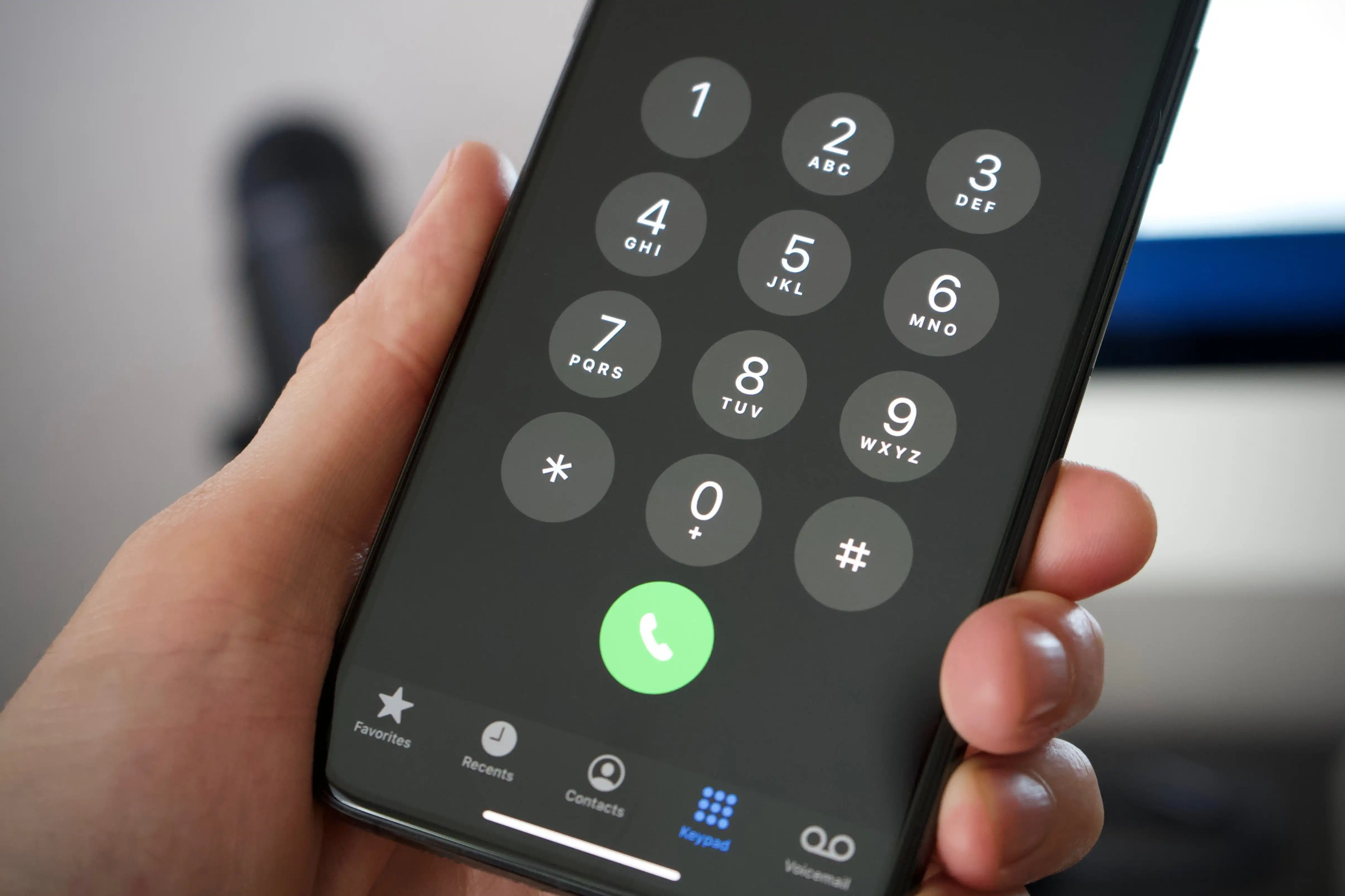 Celular mostrando los dígitos para marcar y realizar una llamada.