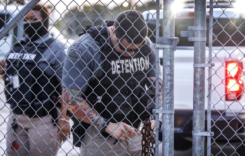 Consulado de México reporta 176 connacionales detenidos en el Deportation Depot de Florida, EU