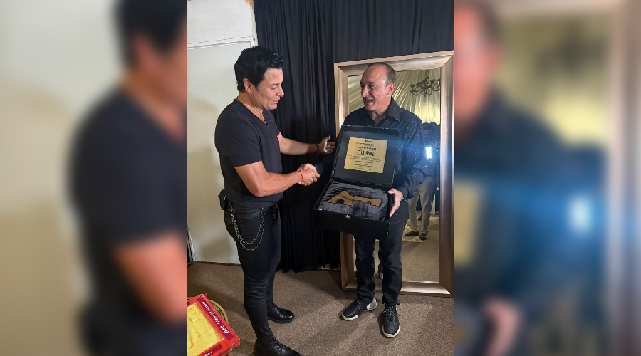 El artista Chayanne recibe las llaves de la ciudad de Los Mochis, esto como símbolo de hospitalidad por este evento.