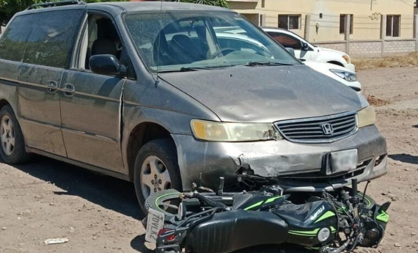 Choque entre camioneta y motocicleta