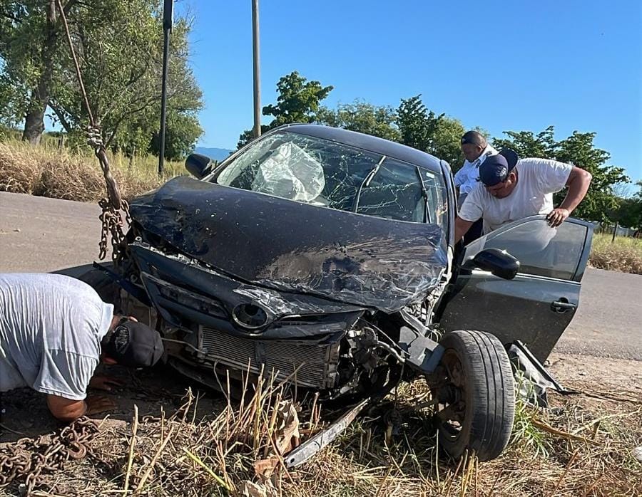 Vehículo con daños en la carrocería tras el choque.