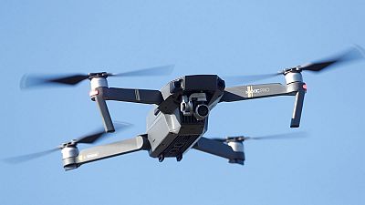 Dron sobrevolando