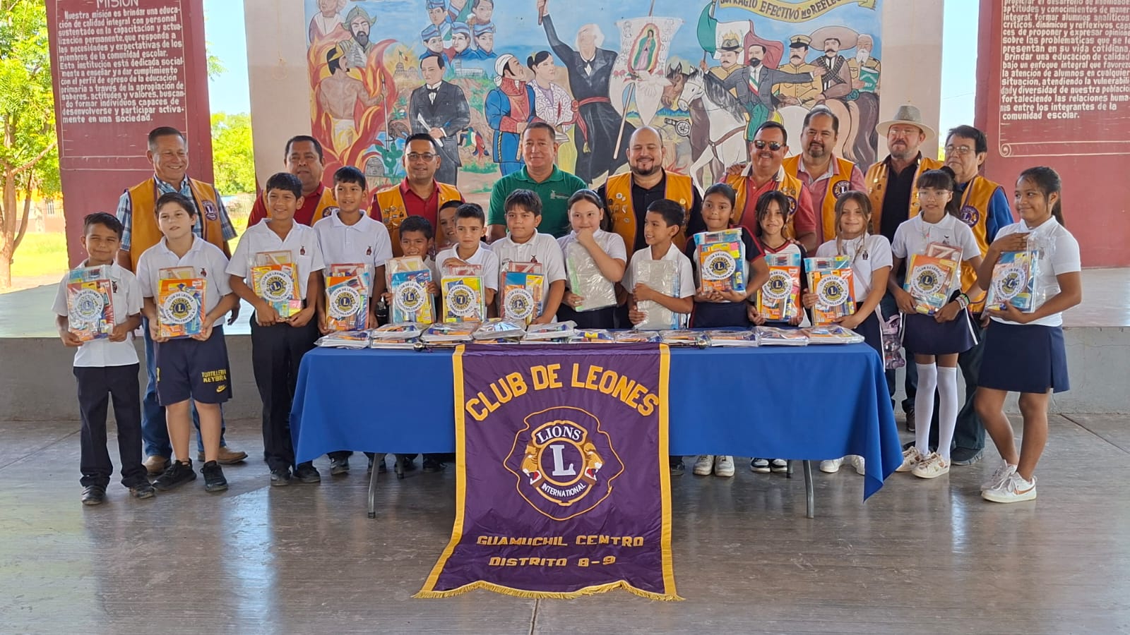 Entrega de paquetes escolares por parte del Club de Leones, a la primaria Pedro Infante en Guamúchil Centro