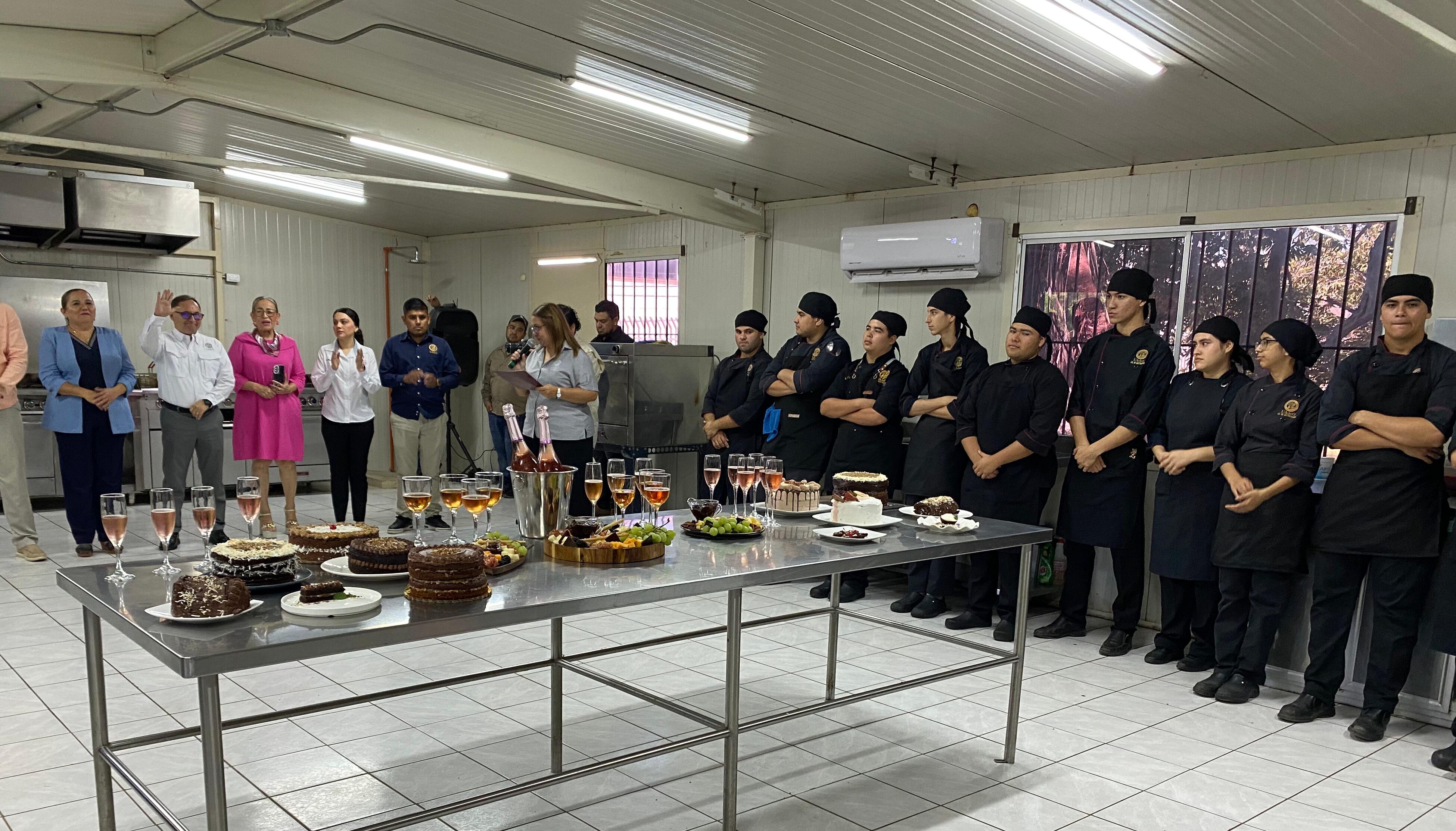 Con brindis y pastel UAdeO entrega laboratorios a estudiantes de Gastronomía y Nutrición en Guasave