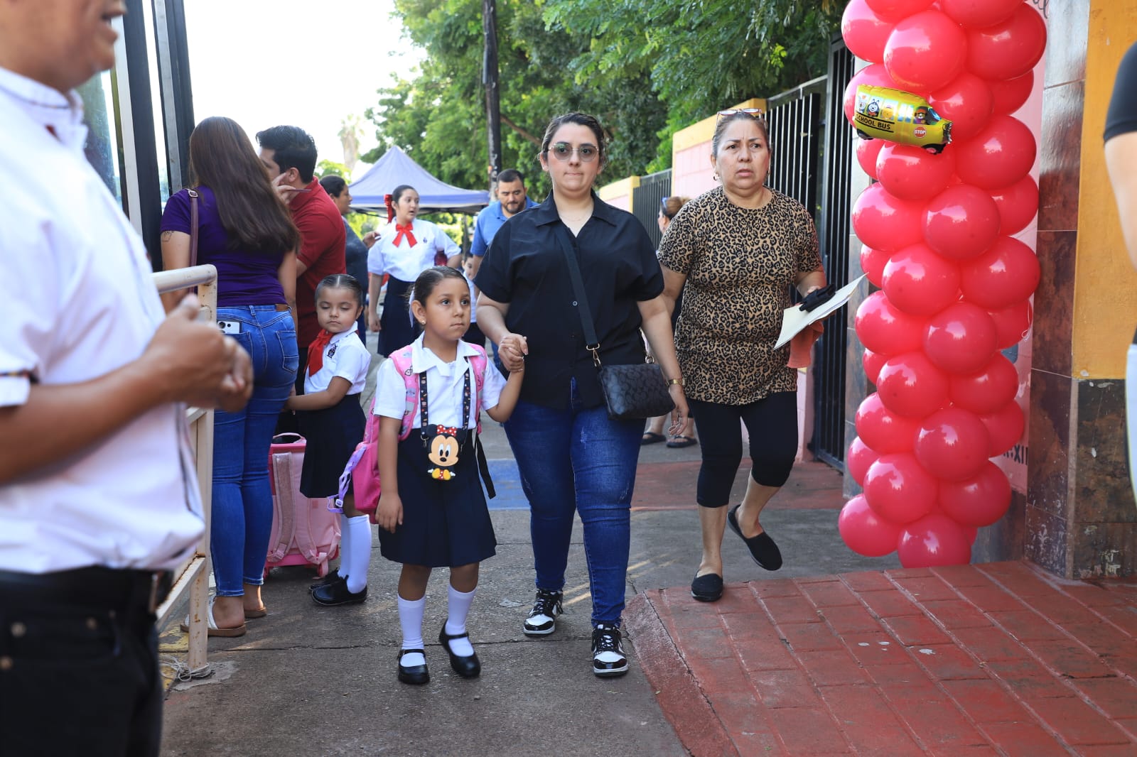 Con filas y prisas, así arranca el nuevo ciclo escolar en Culiacán