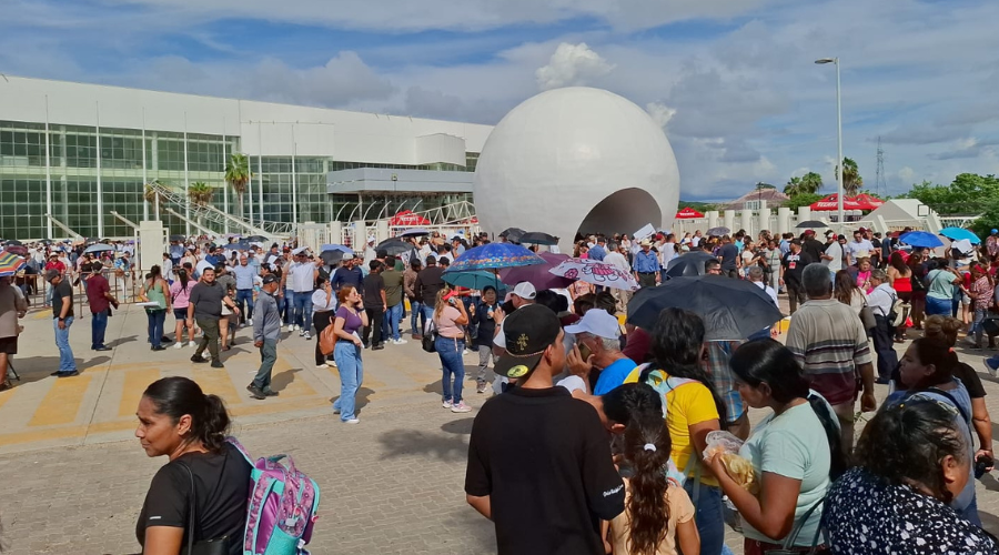 Culichis asisten a la visita de la presidenta Claudia Sheinbaum a Mazatlán