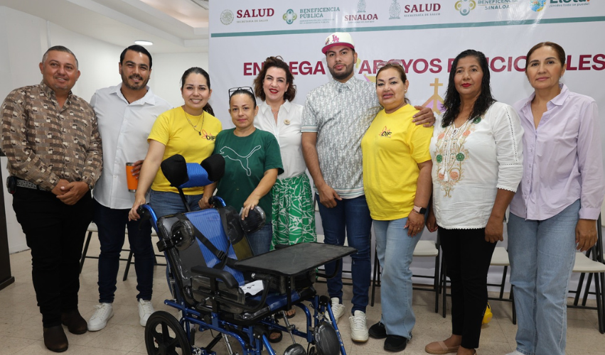 Entrega de apoyos funcionales en Elota