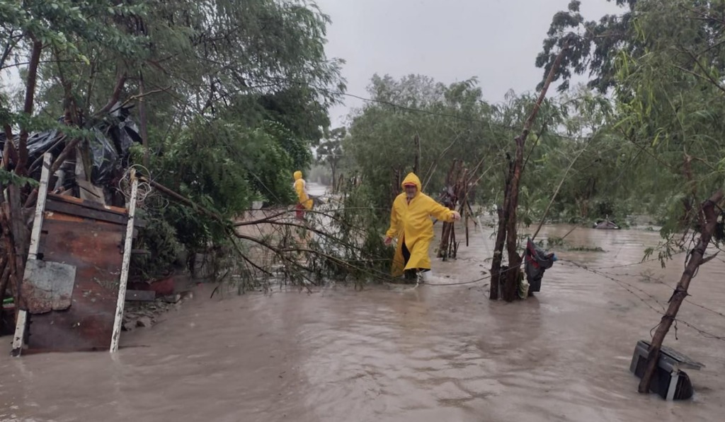 Desbordamiento de canal moviliza a cuerpos de auxilio