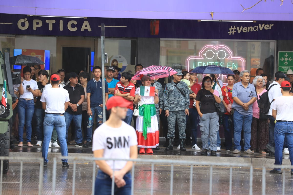 Entre lluvia, banderas y ovaciones, se vive el desfile cívico-militar en Culiacán