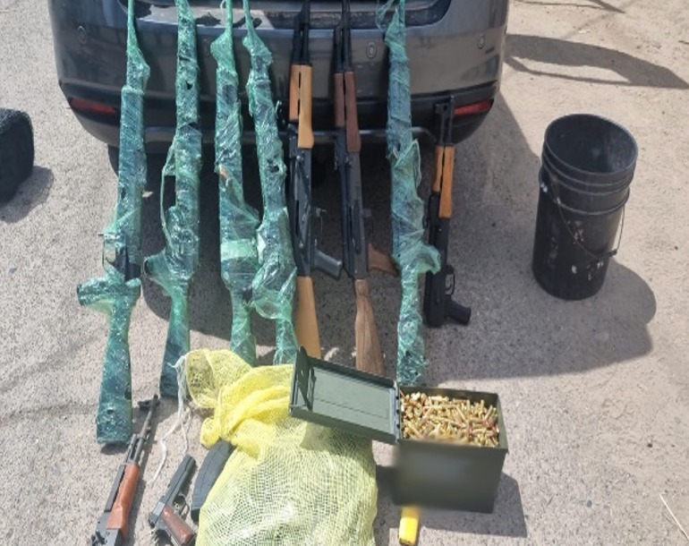 Detienen a mujer y tres hombres con fusiles, cartuchos y una cubeta con ponchallantas en Navolato
