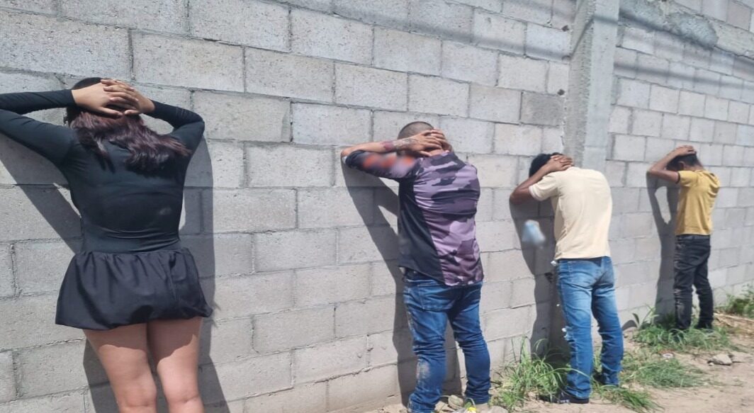 Detienen a mujer y tres hombres con fusiles, cartuchos y una cubeta con ponchallantas en Navolato