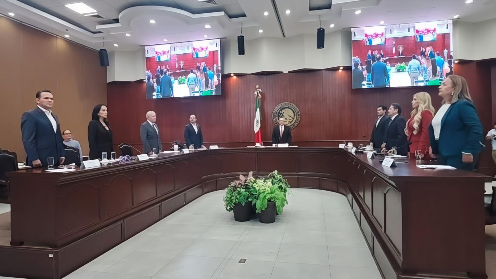 Diputados guardan un minuto de silencio por víctimas de la violencia en Sinaloa