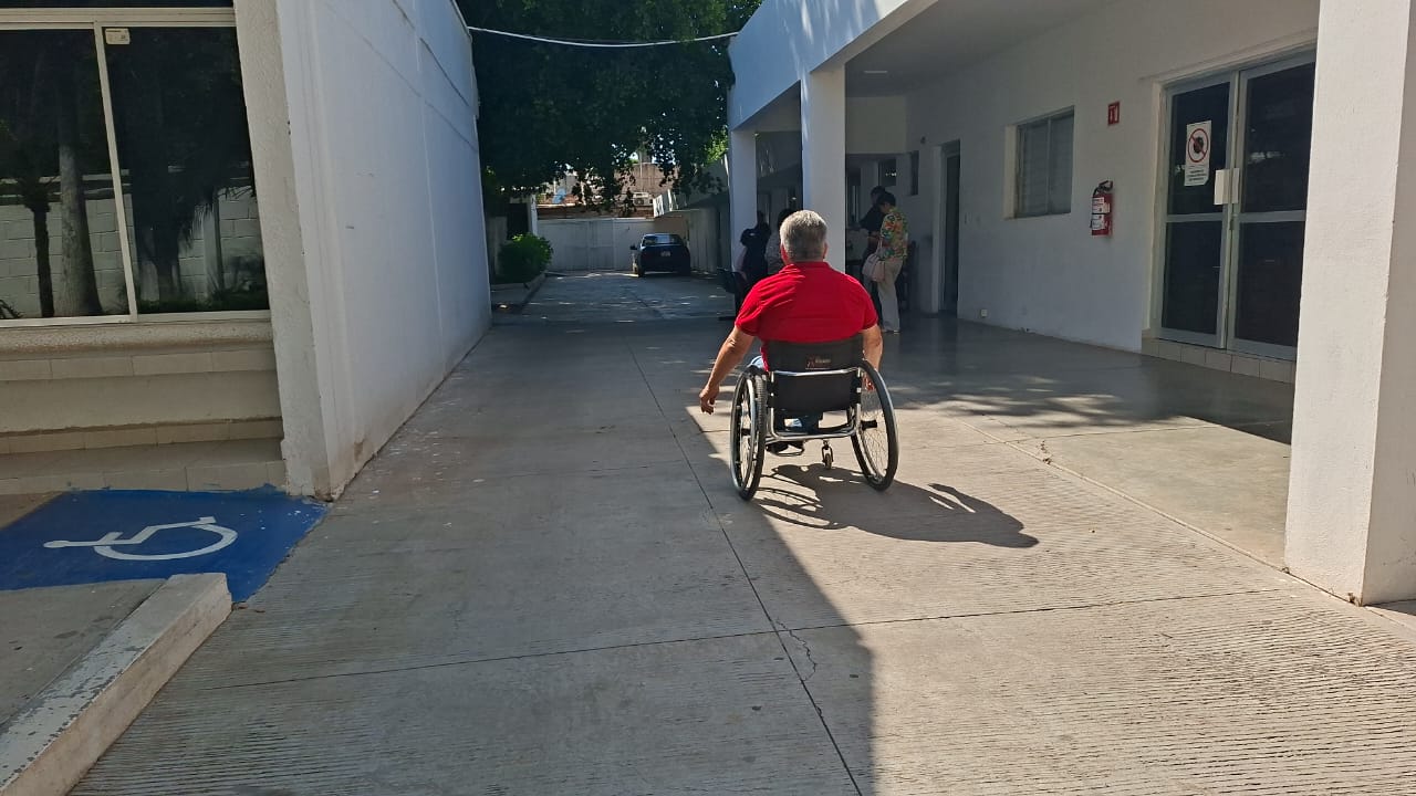 Persona en silla de ruedas.