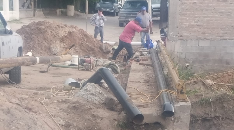 Trabajos de agua potable en Choix.