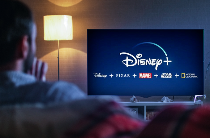 Persona en la sala viendo Disney+ en una pantalla.
