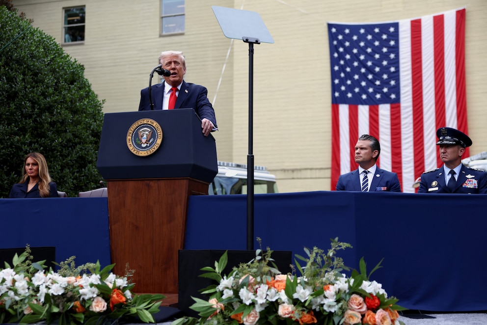 Donald Trump rinde homenaje a las víctimas del 11-S en EU