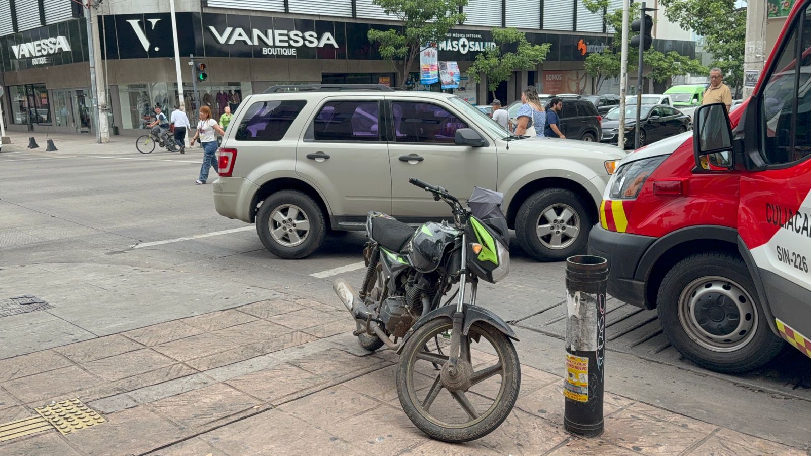 Dos motociclistas quedan lesionados en choque en el Centro de Culiacán