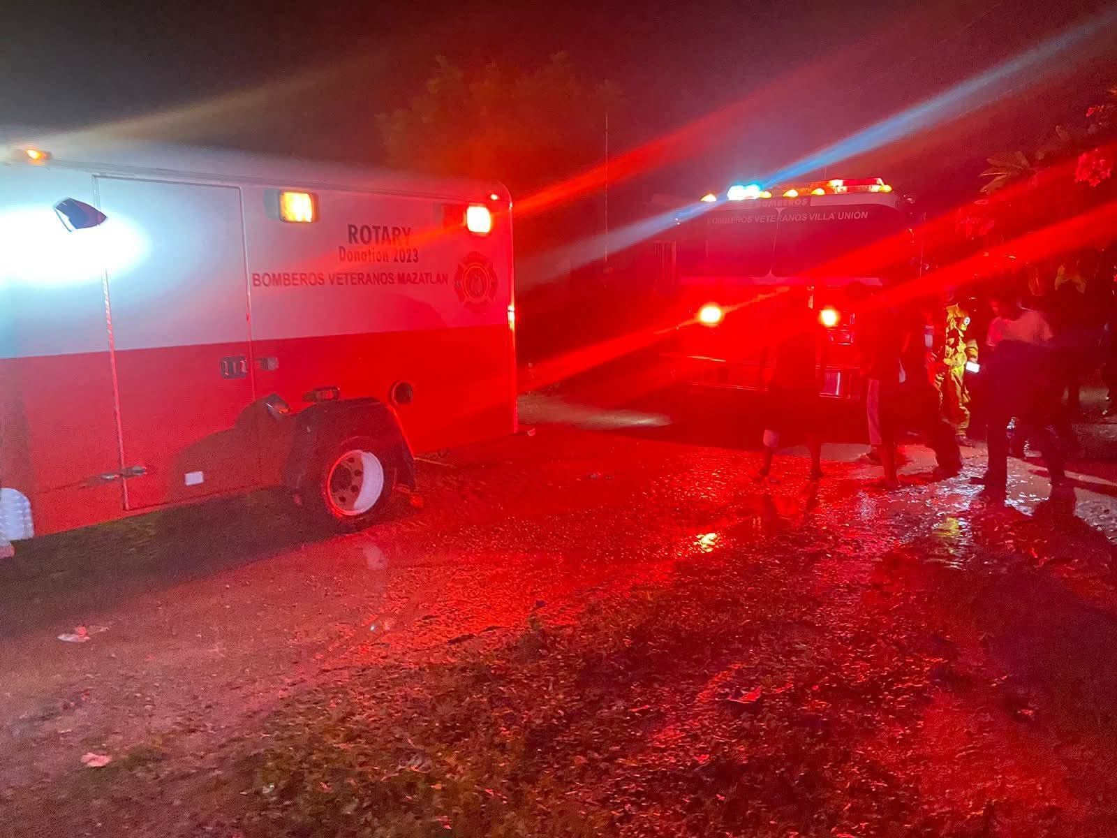 Dos personas resultan lesionadas tras impacto de un rayo en Villa Unión, Mazatlán