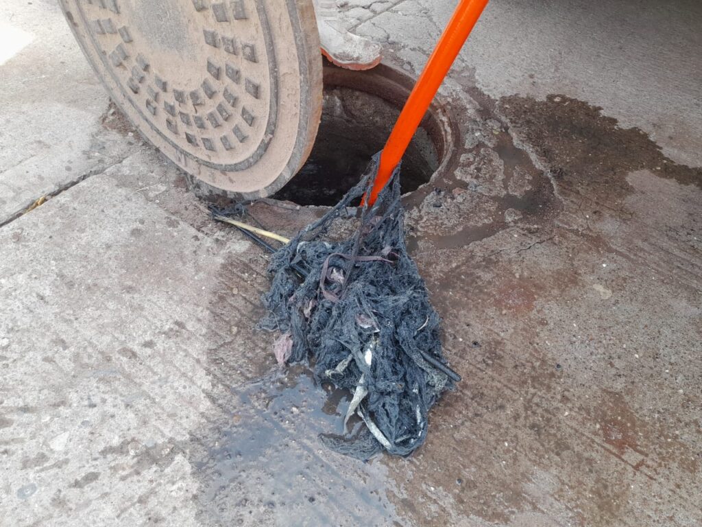 Drenaje con basura que genera taponamientos.