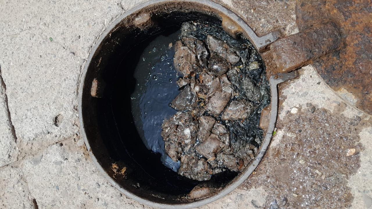 Drenaje con basura y pañales.