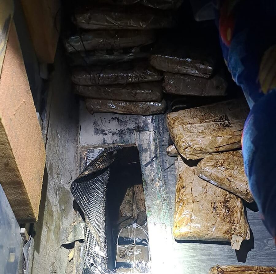Detienen en Sonora a 2 hombres con 50 kilos de droga ocultos en autobús de pasajeros
