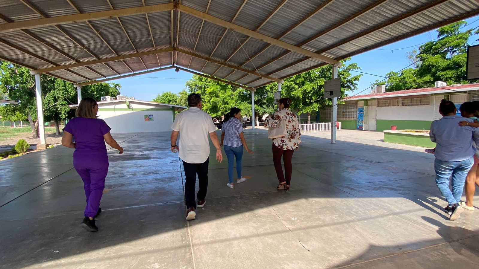 Escuela de Juan José Ríos con plaga de garrapatas
