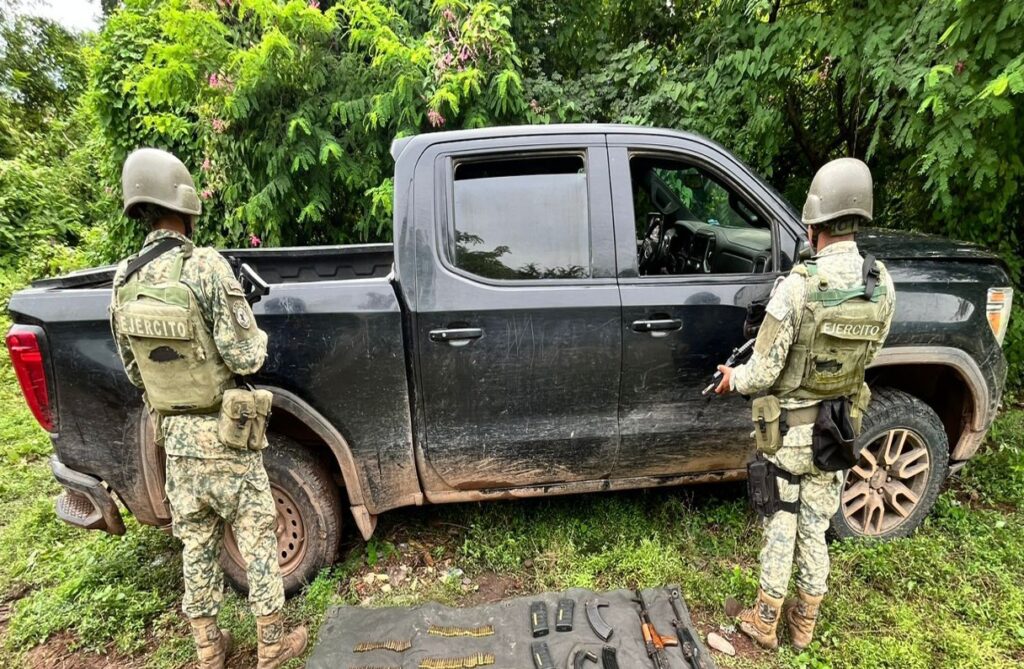 Ejército localiza camioneta abandonada que iba cargada con miles de cartuchos y armas largas en Elota