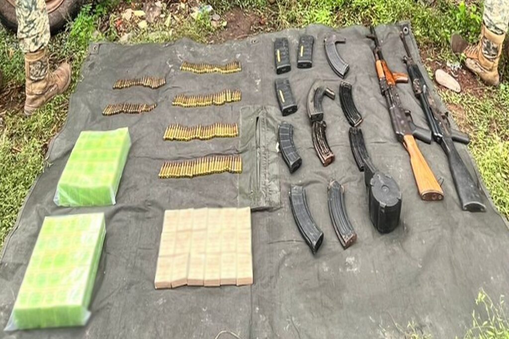 Ejército localiza camioneta abandonada que iba cargada con miles de cartuchos y armas largas en Elota