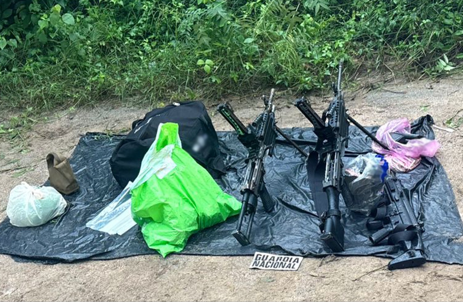 Ejército localiza camioneta abandonada que iba cargada con miles de cartuchos y armas largas en Elota