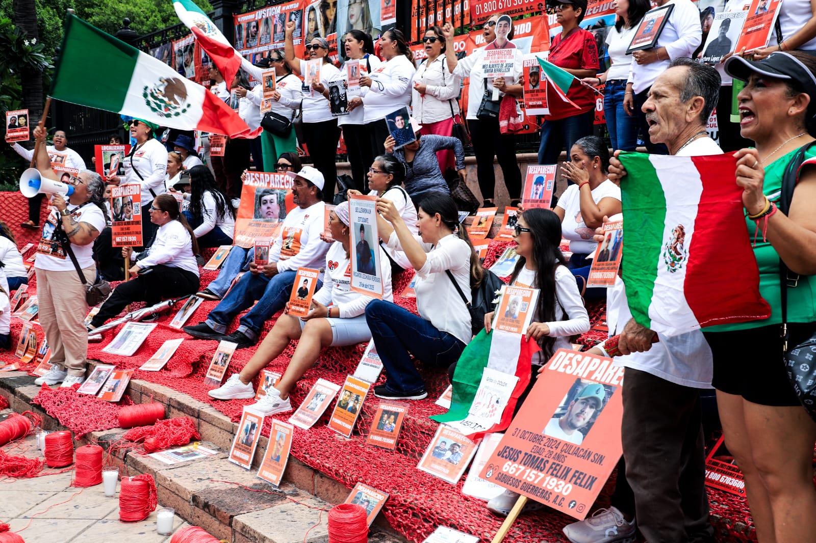 Colectivo de búsqueda de personas “Sabuesos Guerreras A.C.” dando “El Grito de dolor” en la Catedral.